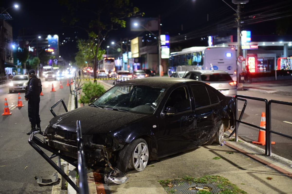 Motorista invade ciclovia na Avenida Vitória por Vitor Jubini