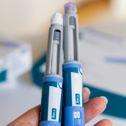 Segundo a Anvisa, a venda e o uso de canetas emagrecedoras falsas representam um sério risco à saúde e é considerado um crime hediondo no país