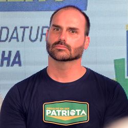 Segundo o presidente da Câmara, Eduardo será tratado "com base no regimento"; deputado está morando nos EUA