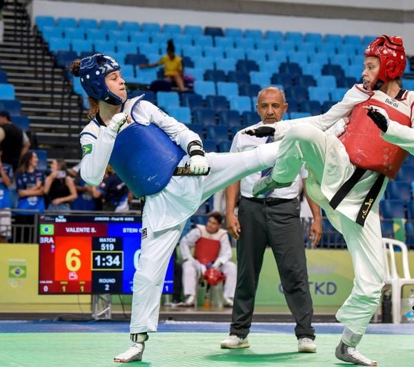Gabriele Stein Meireles (colete azul) vai disputar o Pan-Americano de taekwondo, no México