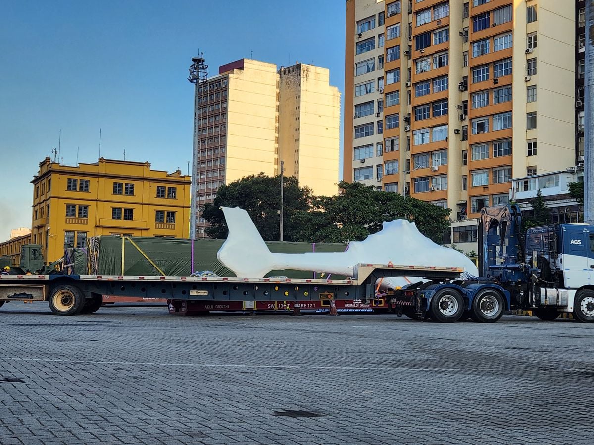 Helicóptero todo embalado chama a atenção no Porto de Vitória por Ricardo Medeiros