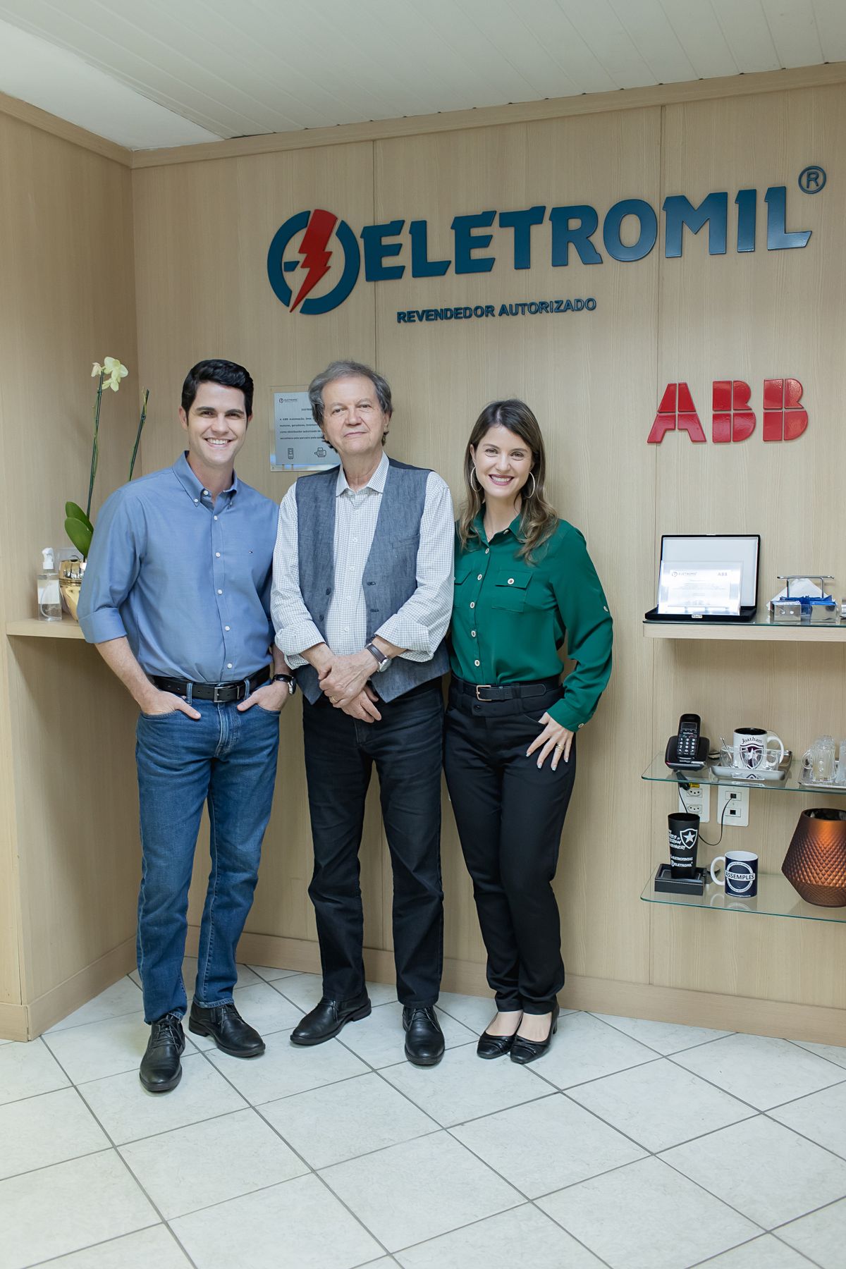 Joathan Flores (centro), junto aos filhos André Flores e Aline Flores