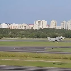 Em pelo menos duas oportunidades, um A-4 Skyhawk sobrevoou a região do Aeroporto da Capital e chamou a atenção de moradores pelo som estridente; veja vídeo