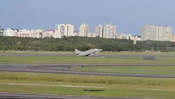 Em pelo menos duas oportunidades, um A-4 Skyhawk sobrevoou a região do Aeroporto da Capital e chamou a atenção de moradores pelo som estridente; veja vídeo