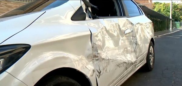 Além do veículo roubado, outro carro de aplicativo ficou danificado após a batida