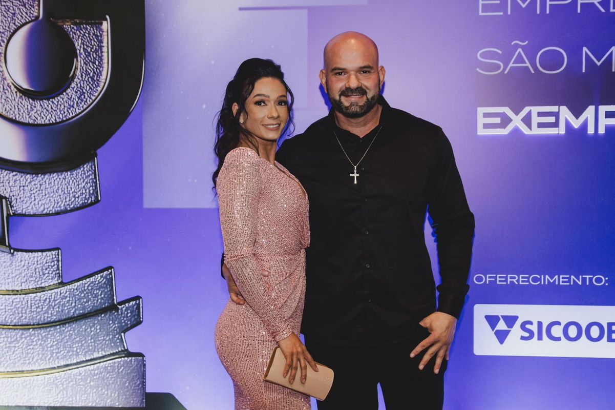 Anderson Alves Barcelos, proprietário da Aquário Academia, e esposa.