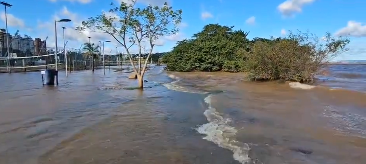 Guaíba volta a invadir a orla de Porto Alegre