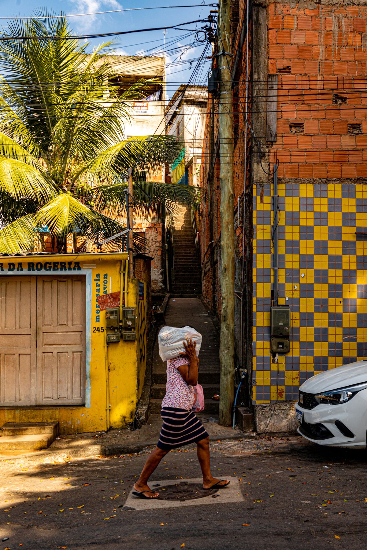 O morro carrega a cidade nas costas por Renato Moulin