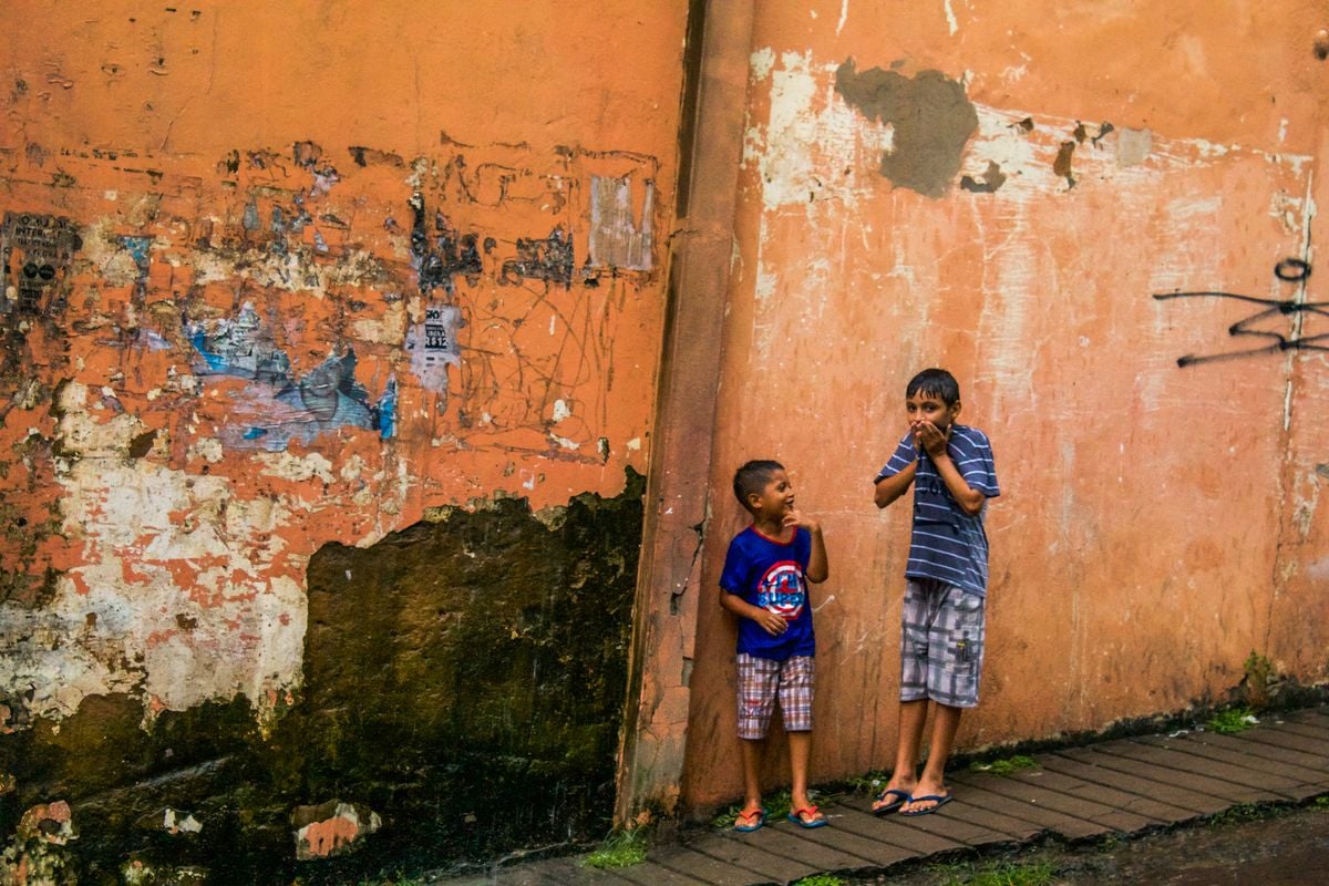 O muro laranja por Guilherme Carvalho