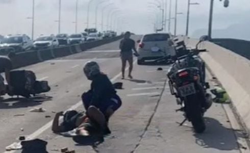 Um dos motociclistas teve ferimentos nas duas pernas e foi socorrido pelo Samu para o Hospital Estadual de Urgência e Emergência (HEUE), em Vitória