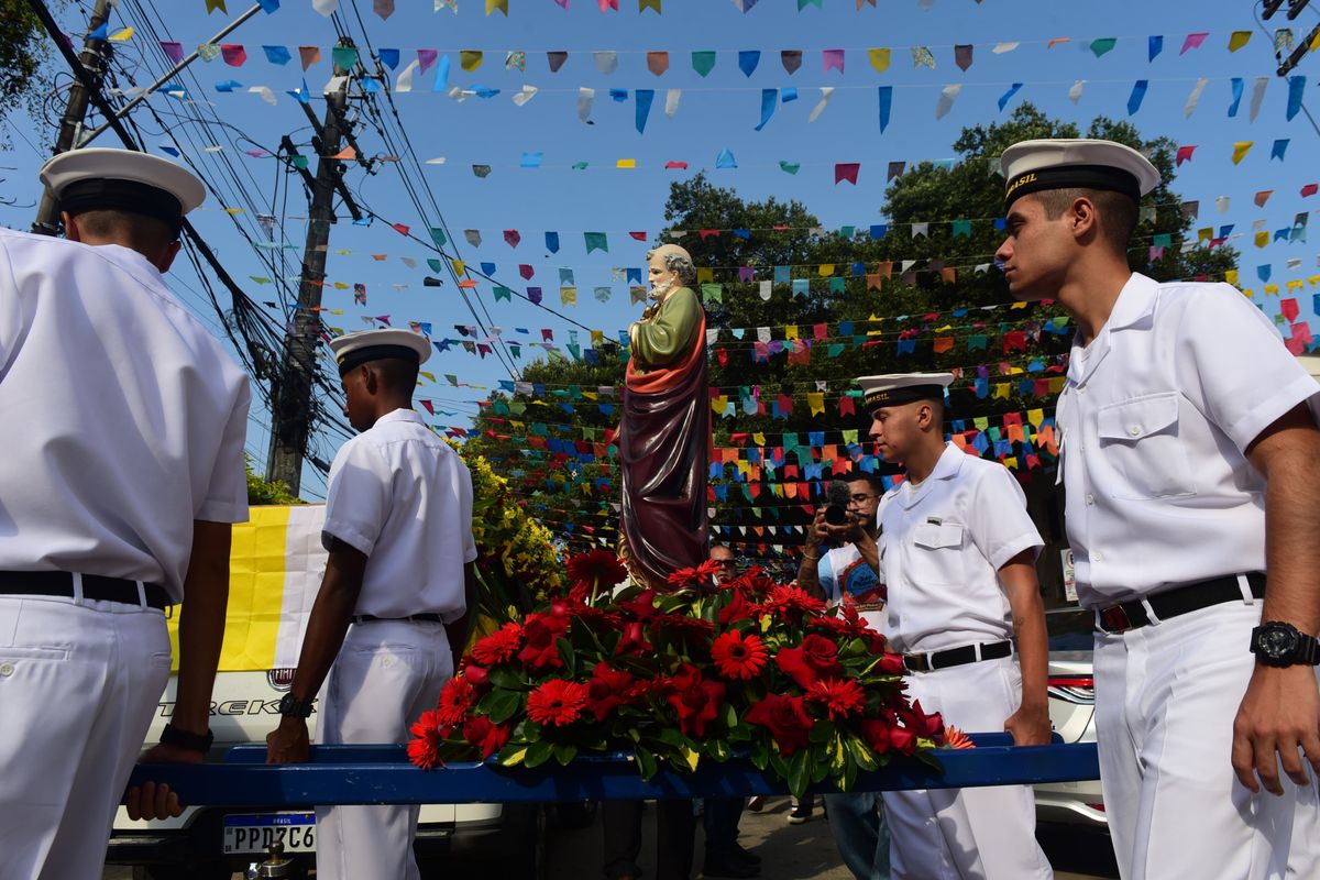 Domingo começou com missa na Paróquia de São Pedro, seguida de procissão terrestre por Ricardo Medeiros