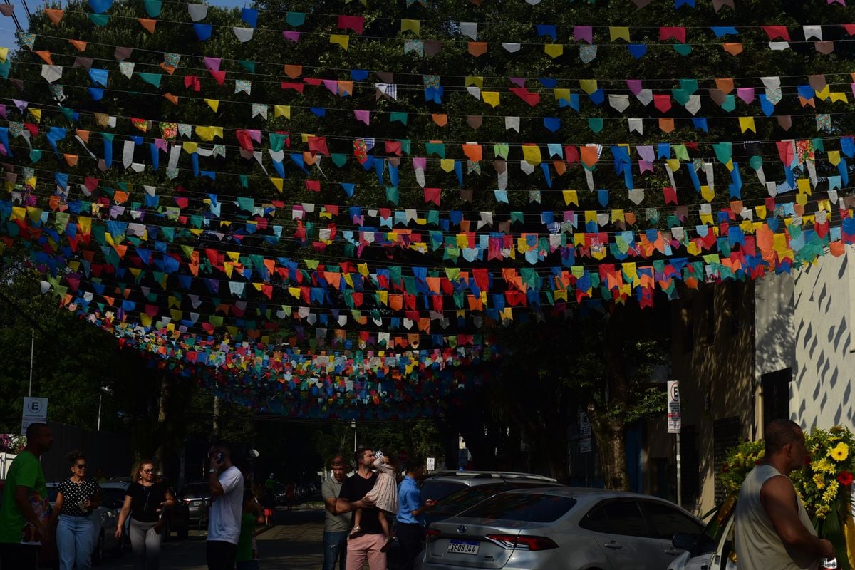 Domingo começou com missa na Paróquia de São Pedro, seguida de procissão terrestre por Ricardo Medeiros
