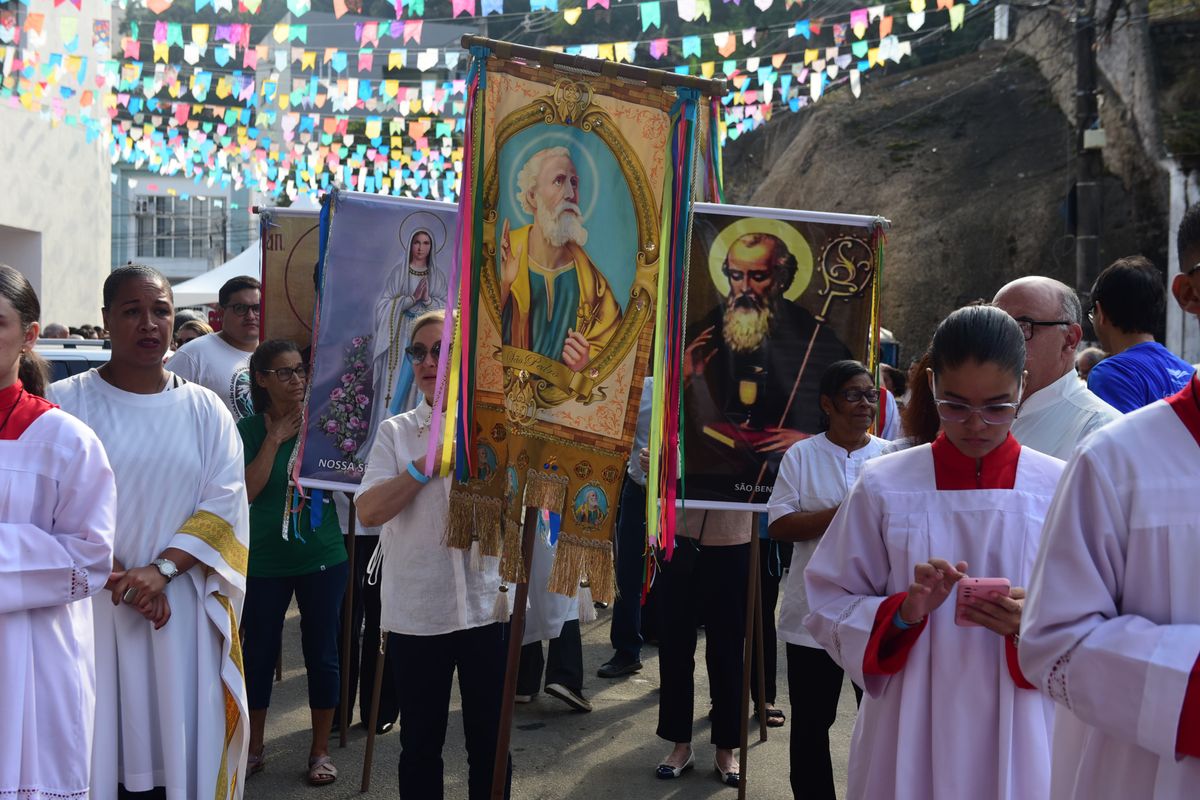 Domingo começou com missa na Paróquia de São Pedro, seguida de procissão terrestre por Ricardo Medeiros