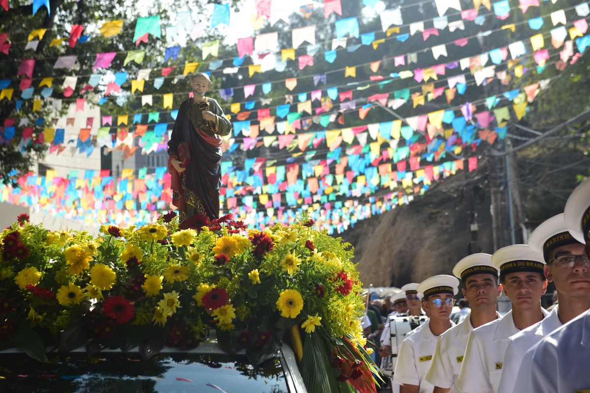 Domingo começou com missa na Paróquia de São Pedro, seguida de procissão terrestre por Ricardo Medeiros