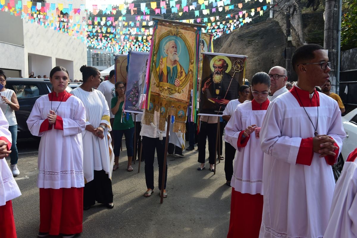 Domingo começou com missa na Paróquia de São Pedro, seguida de procissão terrestre por Ricardo Medeiros