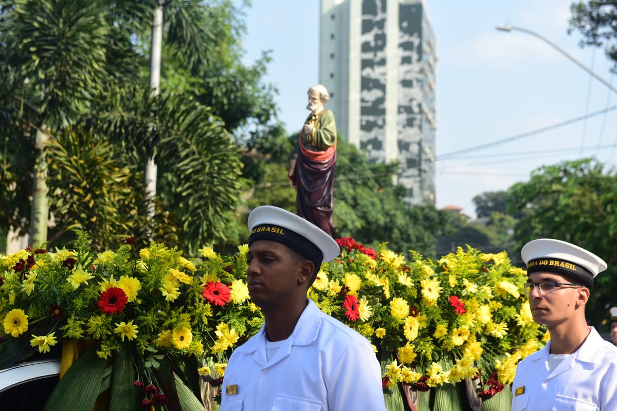 Domingo começou com missa na Paróquia de São Pedro, seguida de procissão terrestre por Ricardo Medeiros