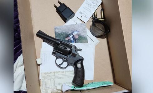 De acordo com a Polícia Civil, o homem deu a versão dele e também entregou uma arma que será periciada