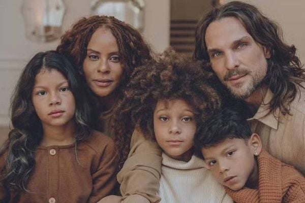 Aline Wirley e Igor Rickli posam com família completa 