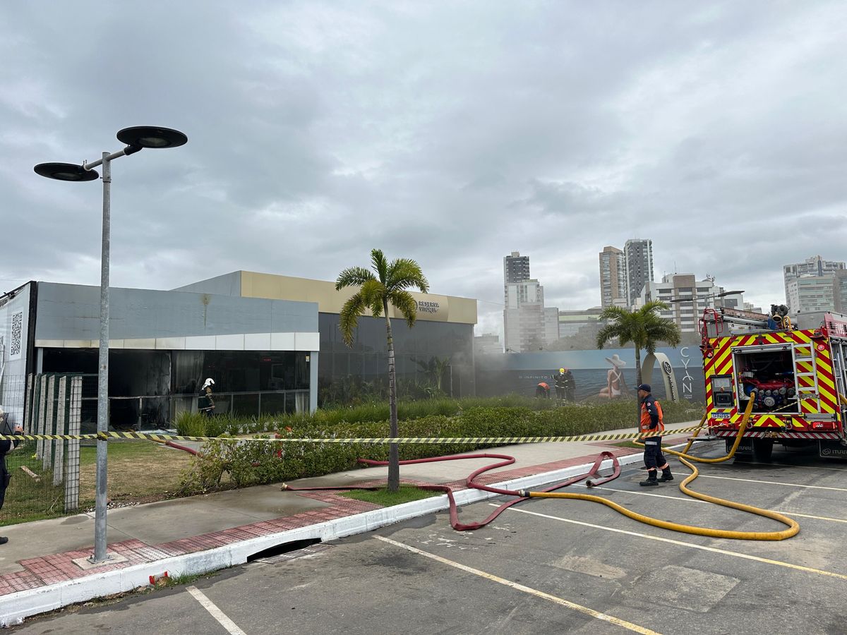Incêndio atinge stand de vendas na Enseada do Suá, em Vitória