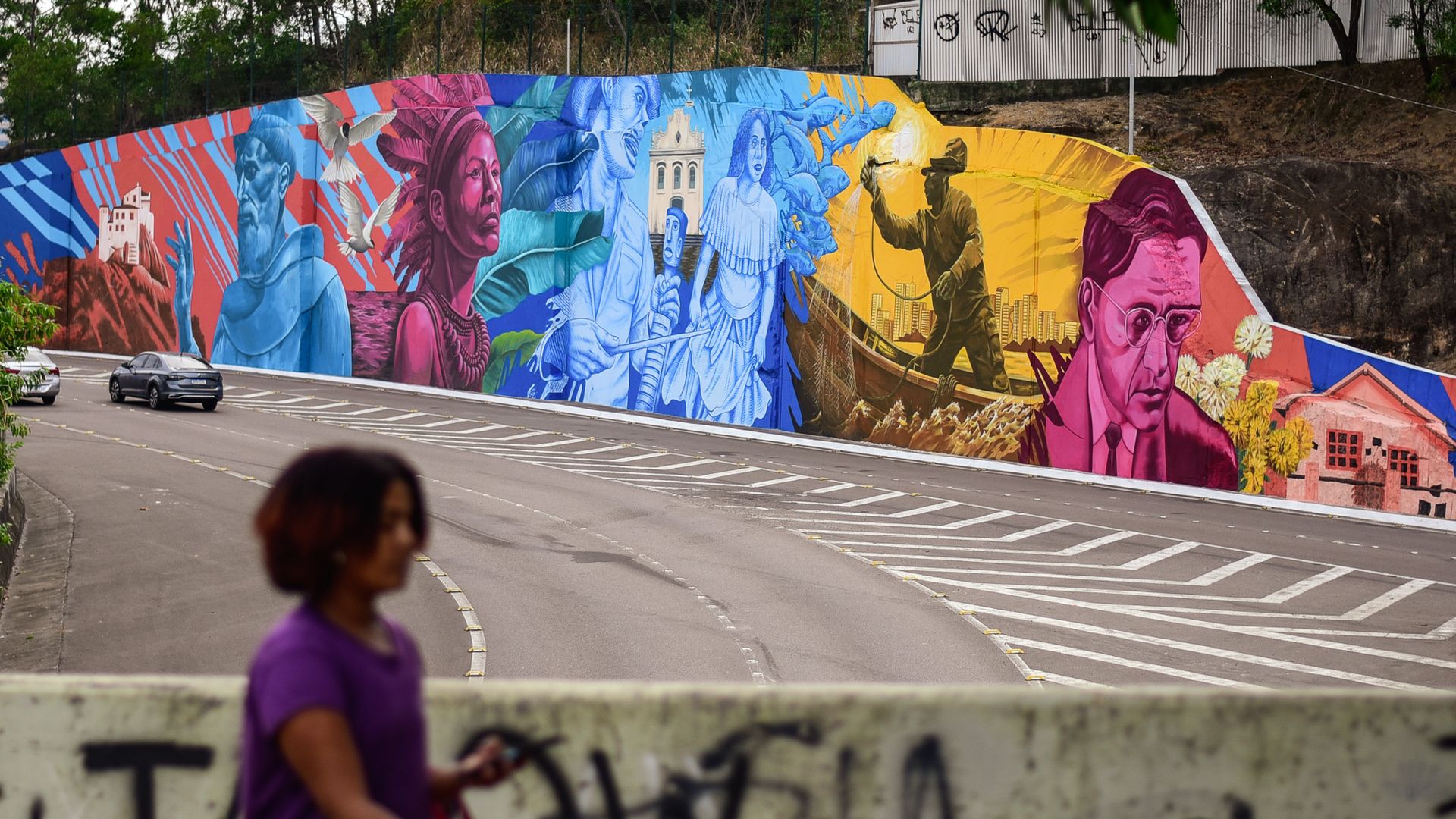 Painel urbano pintado na alça da Terceira Ponte em Vila Velha