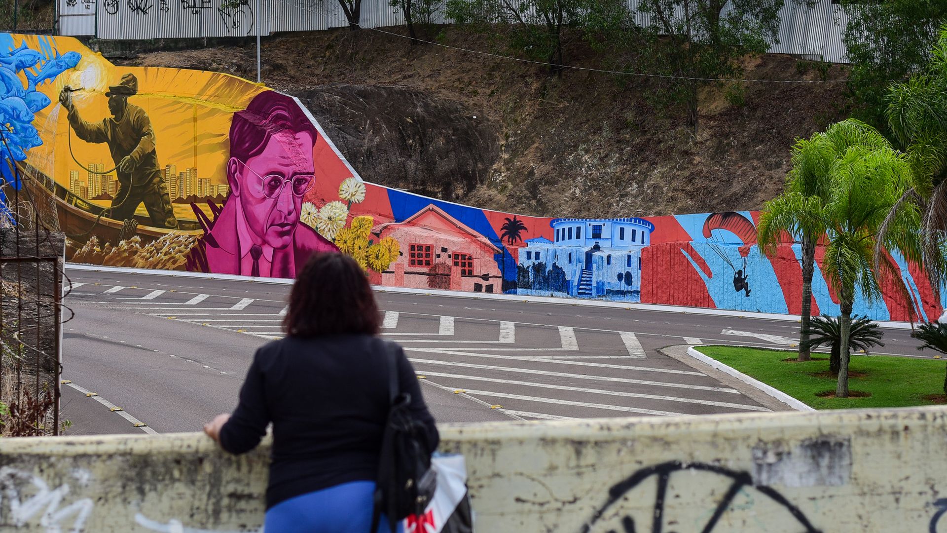 Painel urbano pintado na alça da Terceira Ponte em Vila Velha