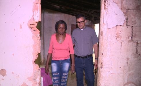 Projeto ‘Paz e Pão’ é  uma ajuda humanitária da Igreja católica de Alegre que está reformando casas de pessoas sem condições financeiras