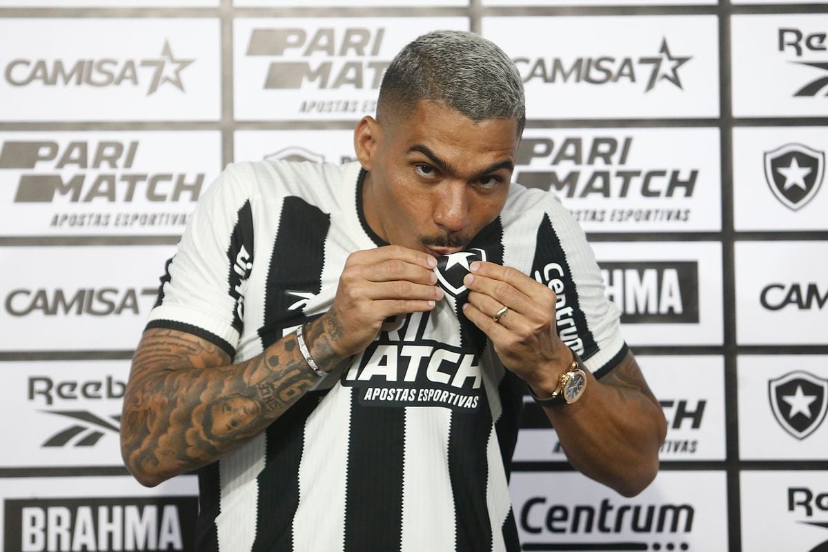 Allan foi apresentado no Botafogo e fez juras de amor ao clube