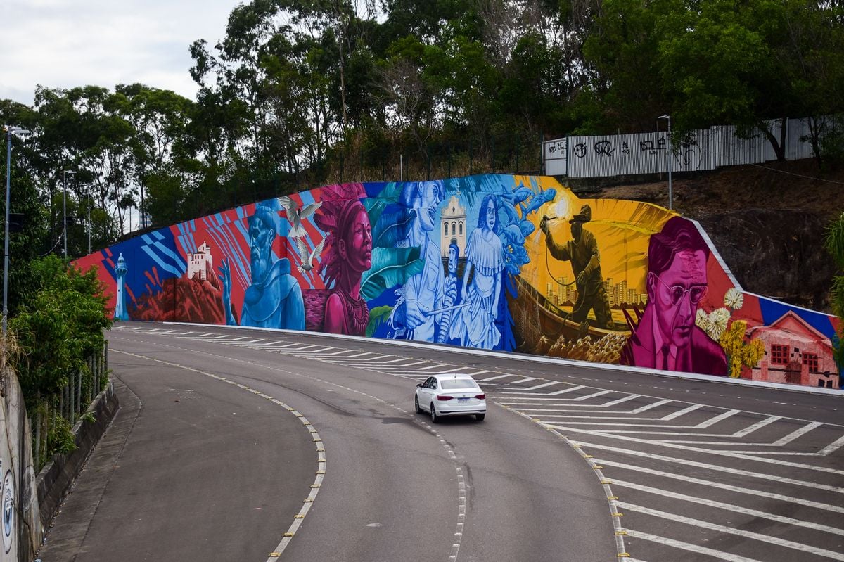 Painel urbano pintado na alça da Terceira Ponte em Vila Velha