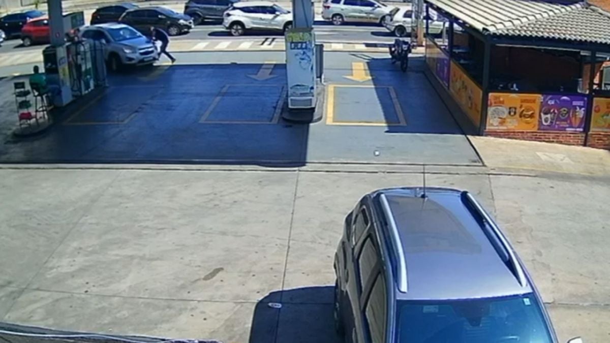 Um vídeo das câmeras de segurança mostra o motorista jogando o carro contra a vítima por três vezes