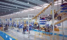 A marca, de origem indiana, é a terceira maior fabricante de motocicletas do mundo; a planta manauara é a primeira unidade produtiva da montadora fora da Índia