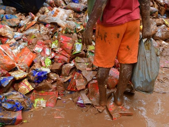Pessoas tentam encontrar alimentos em meio à lama da destruição em Mimoso do Sul por Fernando Madeira