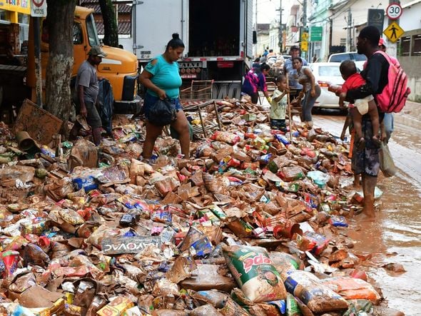 Pessoas tentam encontrar alimentos em meio à lama da destruição em Mimoso do Sul por Fernando Madeira