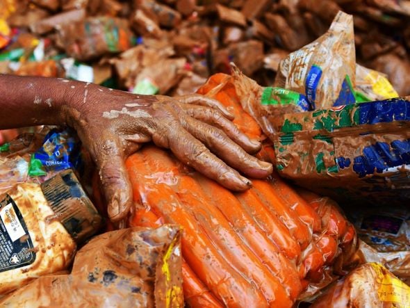 Pessoas tentam encontrar alimentos em meio à lama da destruição em Mimoso do Sul por Fernando Madeira