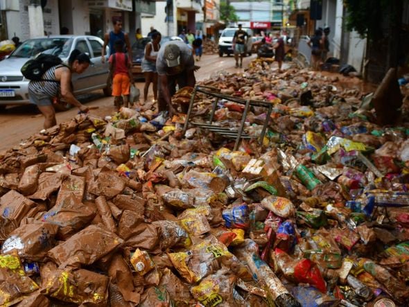 Pessoas tentam encontrar alimentos em meio à lama da destruição em Mimoso do Sul por Fernando Madeira