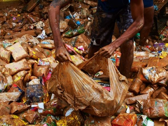 Pessoas tentam encontrar alimentos em meio à lama da destruição em Mimoso do Sul por Fernando Madeira