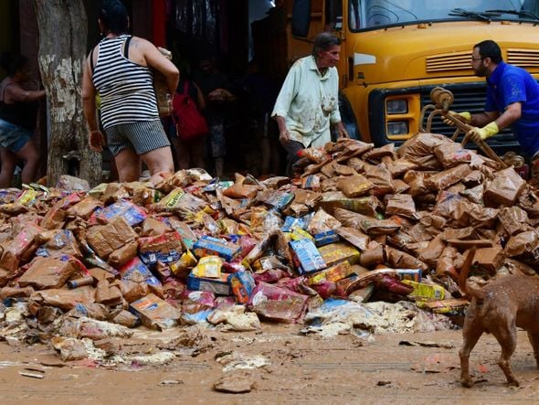 Pessoas tentam encontrar alimentos em meio à lama da destruição em Mimoso do Sul por Fernando Madeira