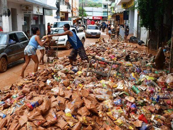 Pessoas tentam encontrar alimentos em meio à lama da destruição em Mimoso do Sul por Fernando Madeira