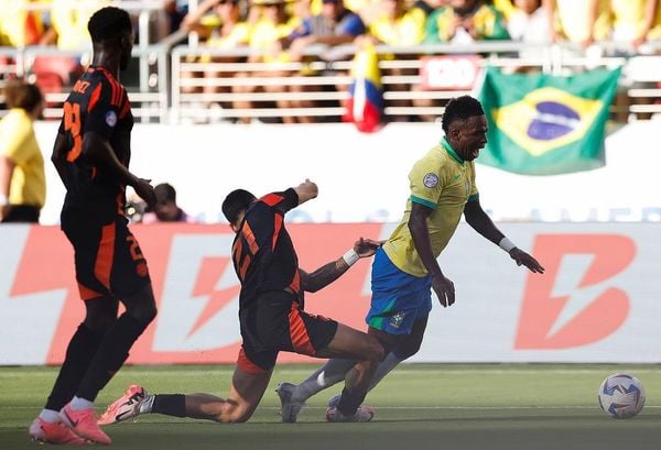 A Conmebol reconheceu o erro da arbitragem ao não marcar pênalti a favor da seleção brasileira no empate com a Colômbia, pela fase de grupos da Copa América. 