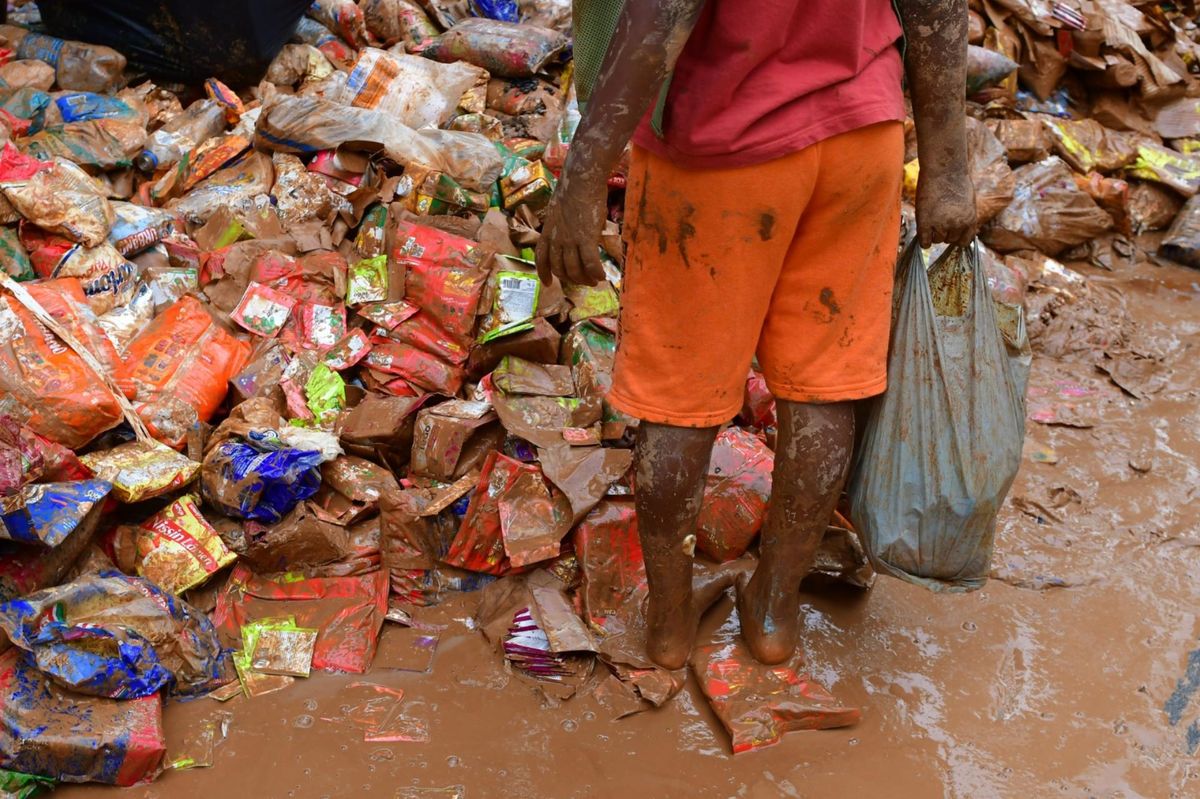 Pessoas tentam encontrar alimentos em meio à lama da destruição em Mimoso do Sul
