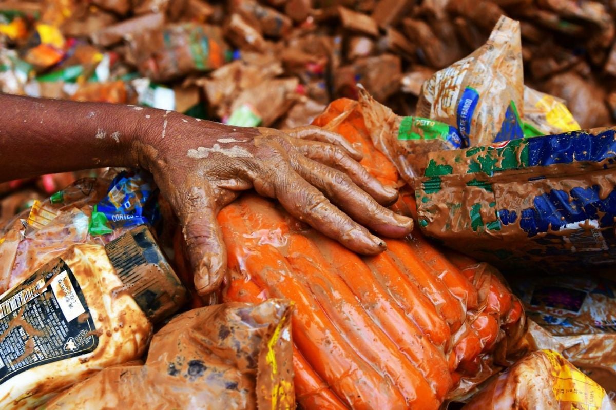Pessoas tentam encontrar alimentos em meio à lama da destruição em Mimoso do Sul