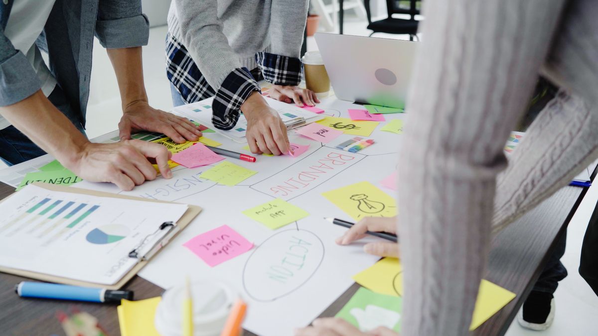 Reunião de branding em escritório de publicidade