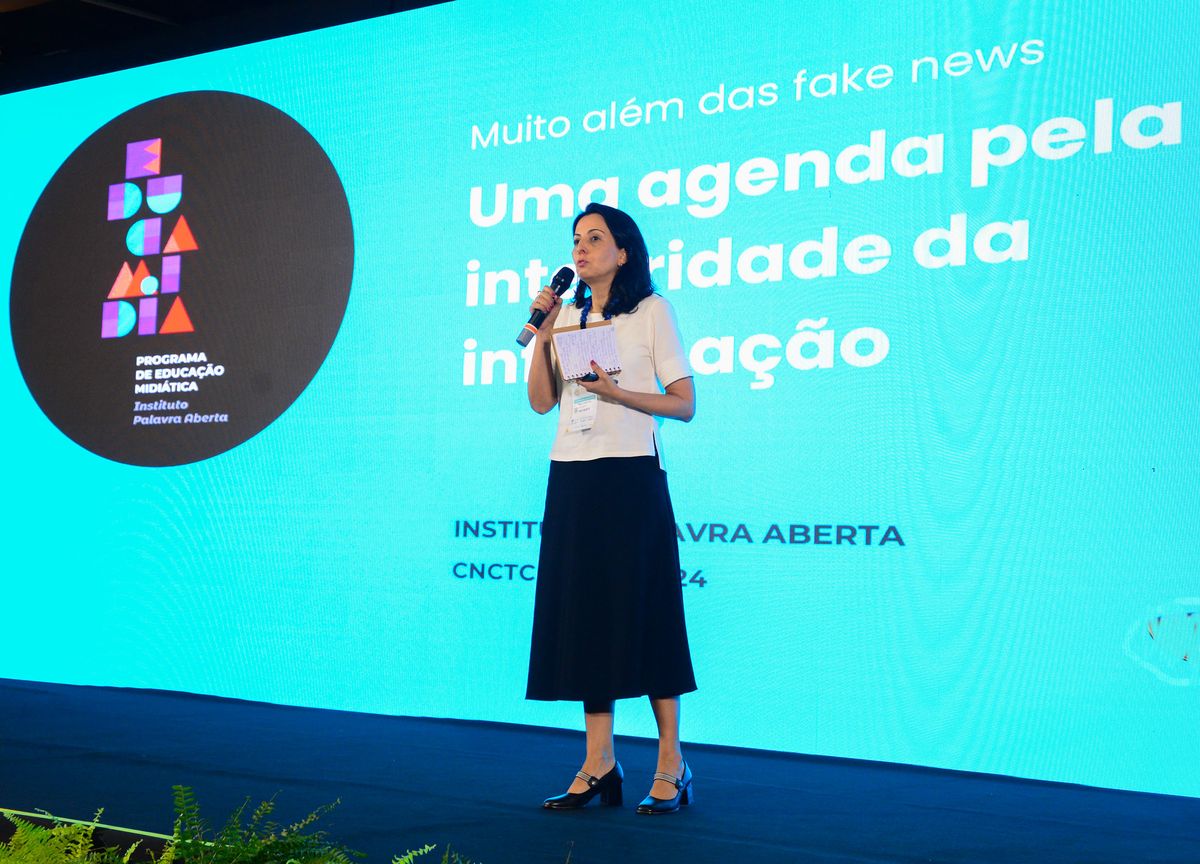 Daniela Machadodo EducaMídia, no II Congresso Nacional de Comunicação dos Tribunais de Contas.