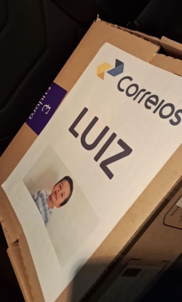 Embalagem feita pelos tipos para dar um brinquedo comprado a Luiz