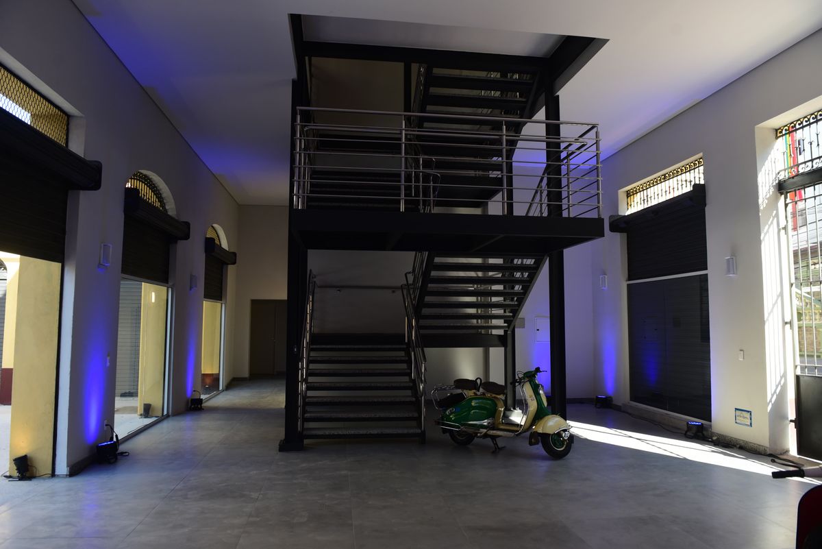Interior do Mercado da Capixaba; escadaria para o segundo andar por Ricardo Medeiros