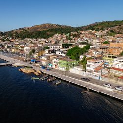 Foram apreendidas drogas, uma balança de precisão, R$ 152 em dinheiro, dois simulacros de arma de fogo e dois aparelhos celulares