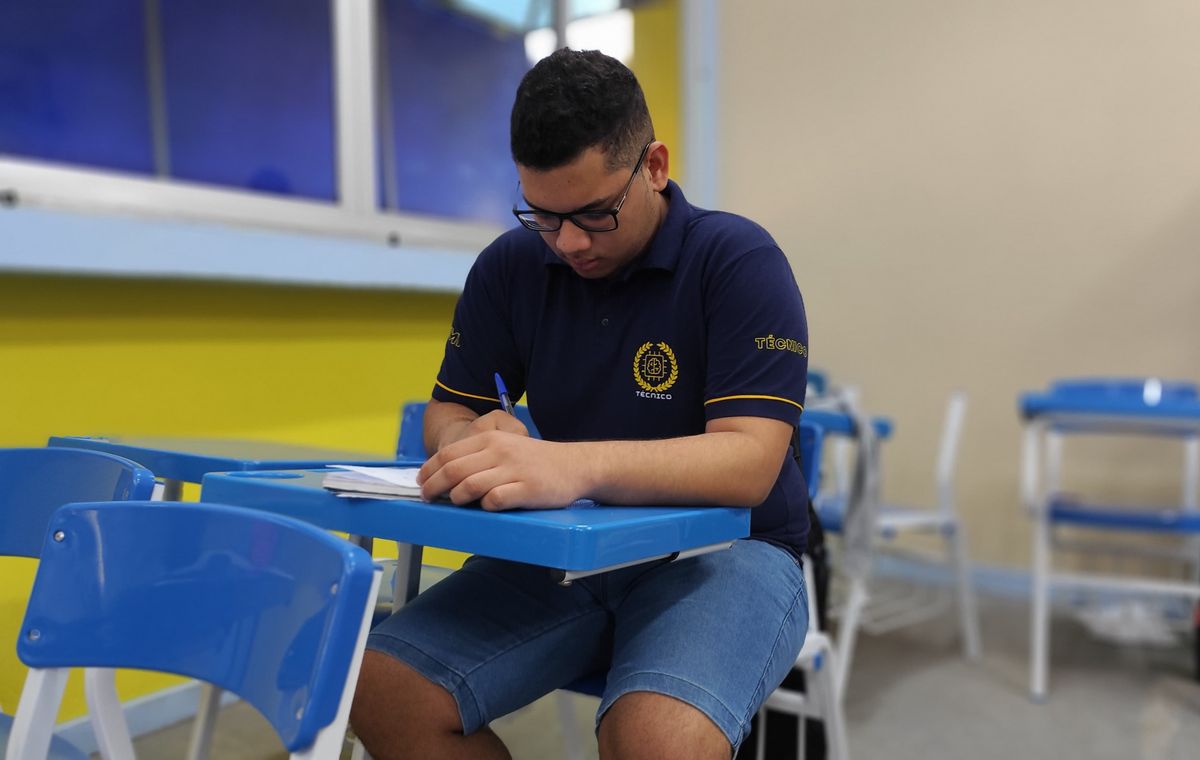 Gabriel Nass está na 3ª série do Ensino Médio e usa IA para correção da redação