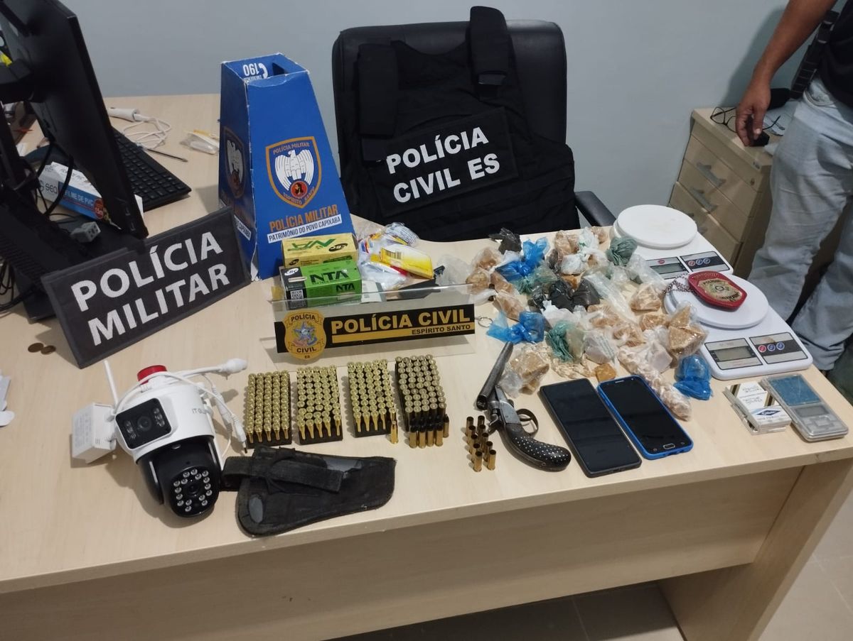 Drogas, munições e uma rma foram apreendidos durante operação 