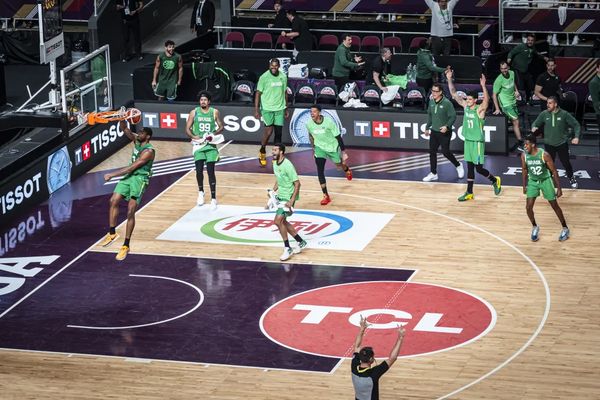 Jogadores do Brasil comemoram mais uma cesta na vitória sobre a Letônia pelo Pré-Olímpico de Basquete