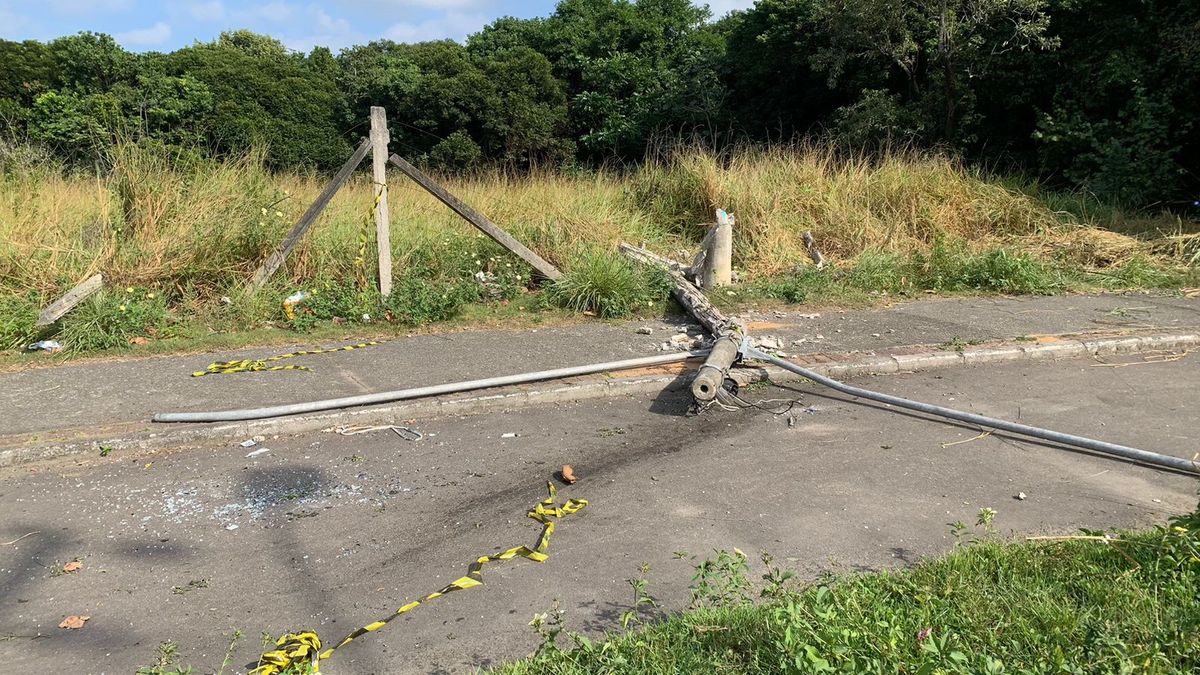 Motorista do Transcol acertou poste antes de ir parar em mata na Serra