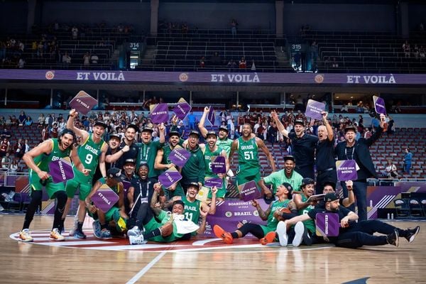 Seleção brasileira de basquete comemora vaga nas Olimpíadas de Paris após vencer a Letônia no Pré-Olímpico